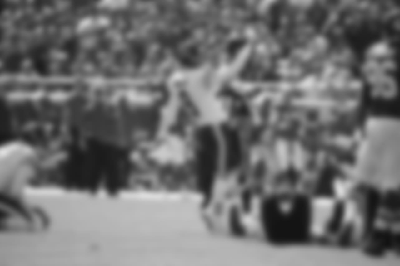Chicago Bears kicker Robbie Gould follows the path of his field goal