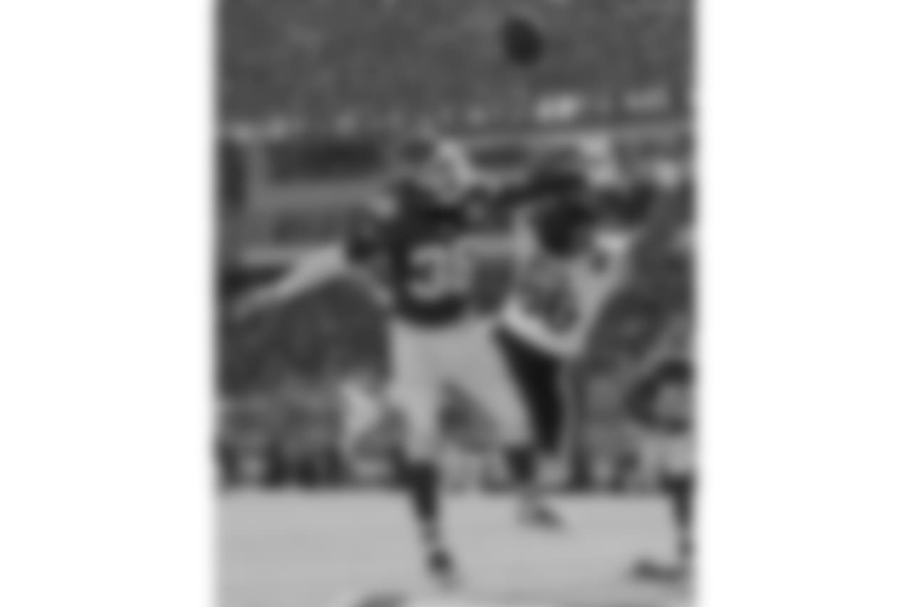Kansas City Chiefs defensive back Ron Parker breaks up a pass intended for Chicago Bears tight end Zach Miller
