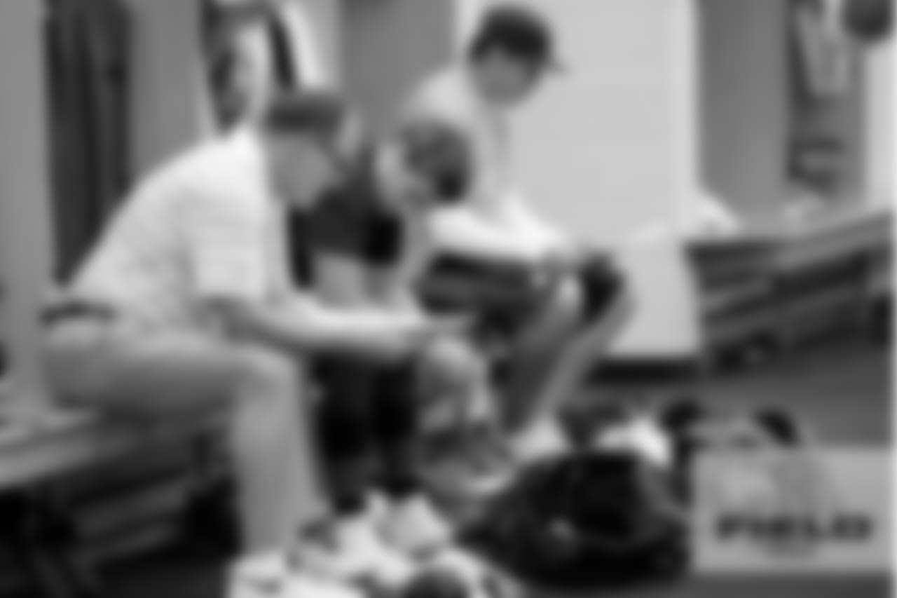 QB coach Matt Cavanaugh talks with Jay Cutler