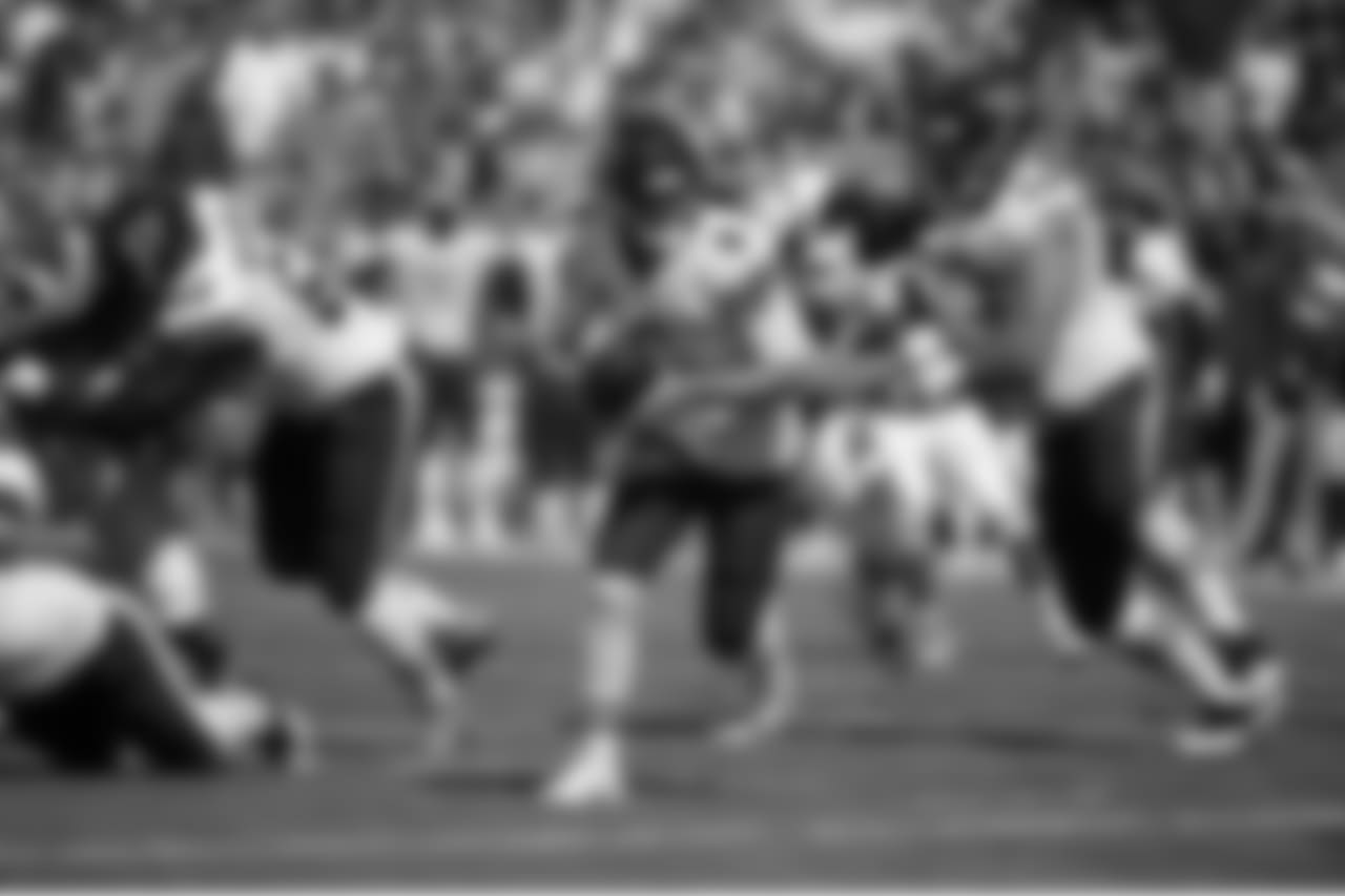 Chicago Bears quarterback Jay Cutler prepares to hand off the ball