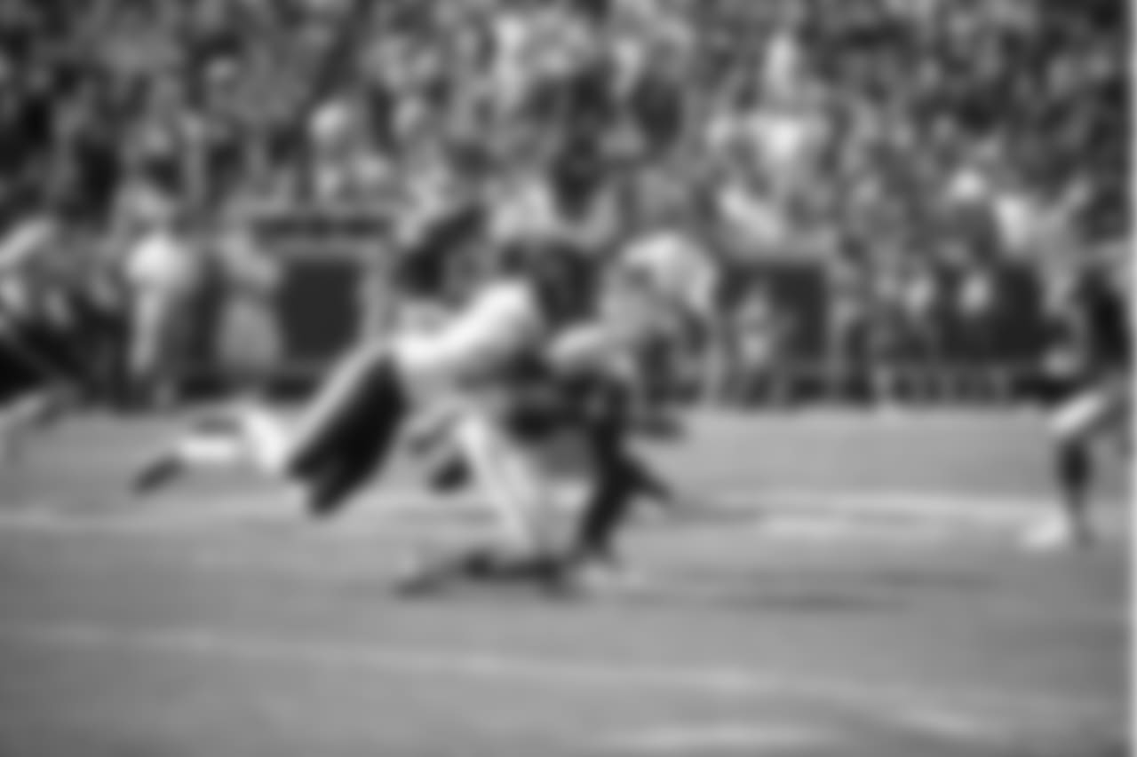 Chicago Bears safety Adrian Amos breaks up a pass intended for Kansas City Chiefs wide receiver Jeremy Maclin