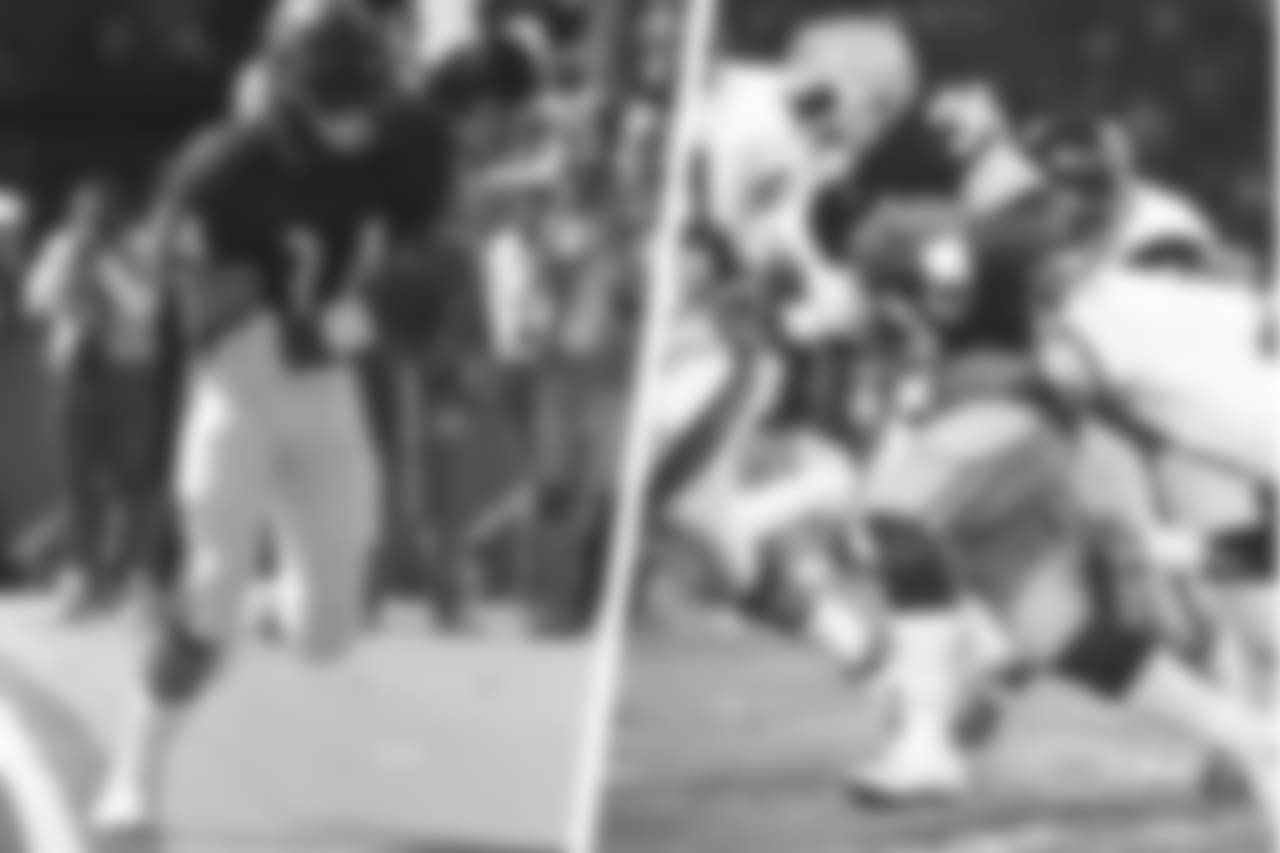 Walter Payton (Bears RB 1975-87) and brother Eddie (Browns, Lions, Chiefs, Vikings KR/PR).
Photo credit: icon Sportswire / Madeline Drexler / AP Photo
