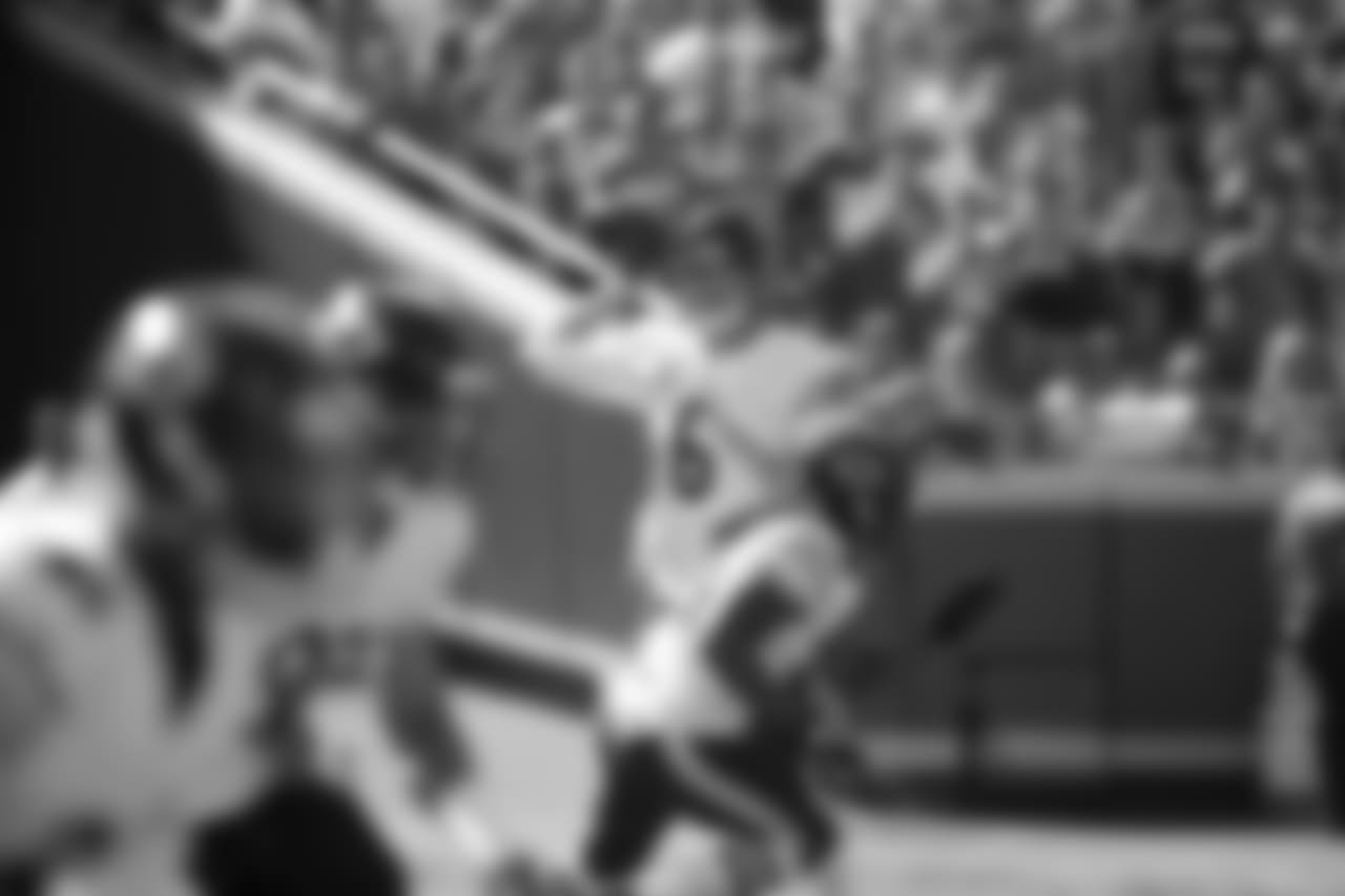Chicago Bears running back Jacquizz Rodgers runs past quarterback Jay Cutler
