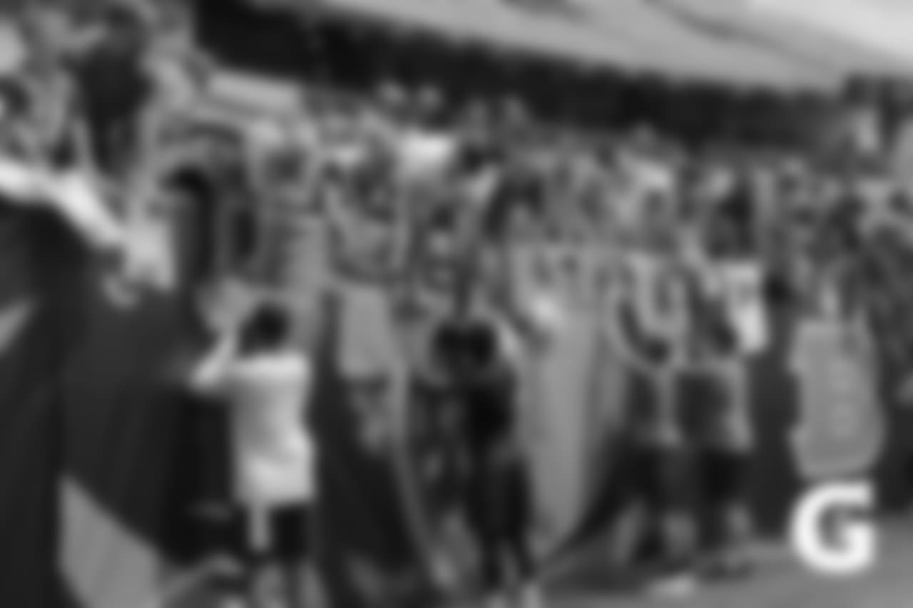 Gatorade-180804-Training_Camp_Family_Dey-Autograph_Signing_Whole_Team (7)