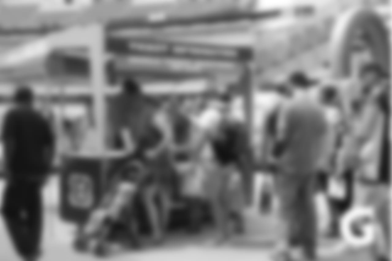 Gatorade-180804-Training_Camp_Family_Dey-Ticket_Information_Booth