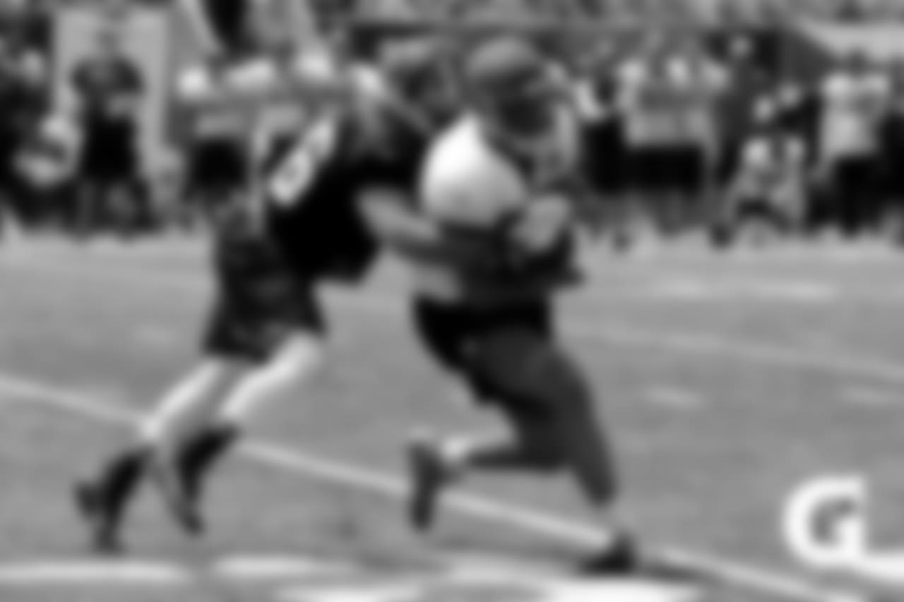 Gatorade-180804-Training_Camp_Family_Dey-Uzomah_Action