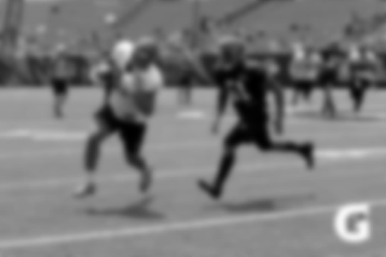 Gatorade-180804-Training_Camp_Family_Dey-Uzomah_BellB_Action