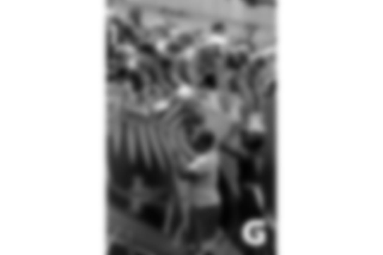 Gatorade-180804-Training_Camp_Family_Dey-Autograph_Signing_Whole_Team (4)