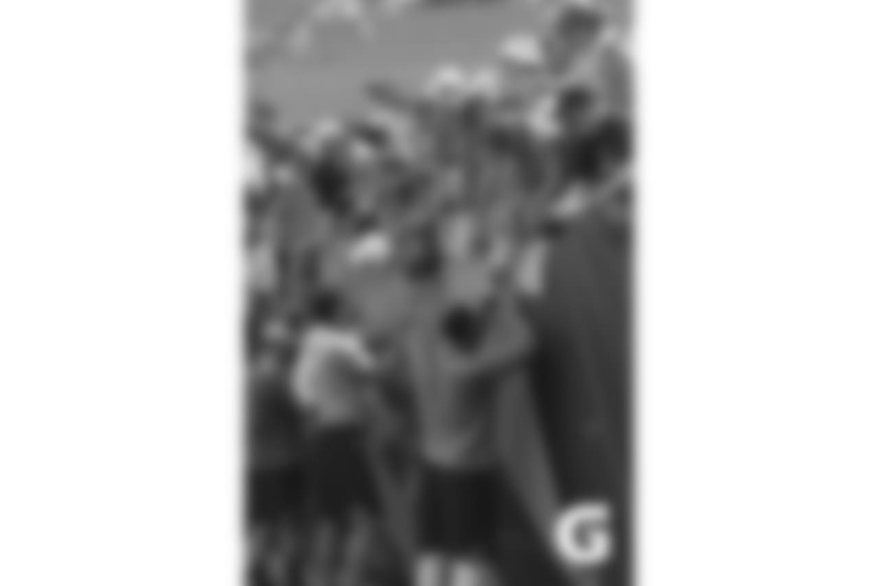 Gatorade-180804-Training_Camp_Family_Dey-Autograph_Signing_Whole_Team (2)