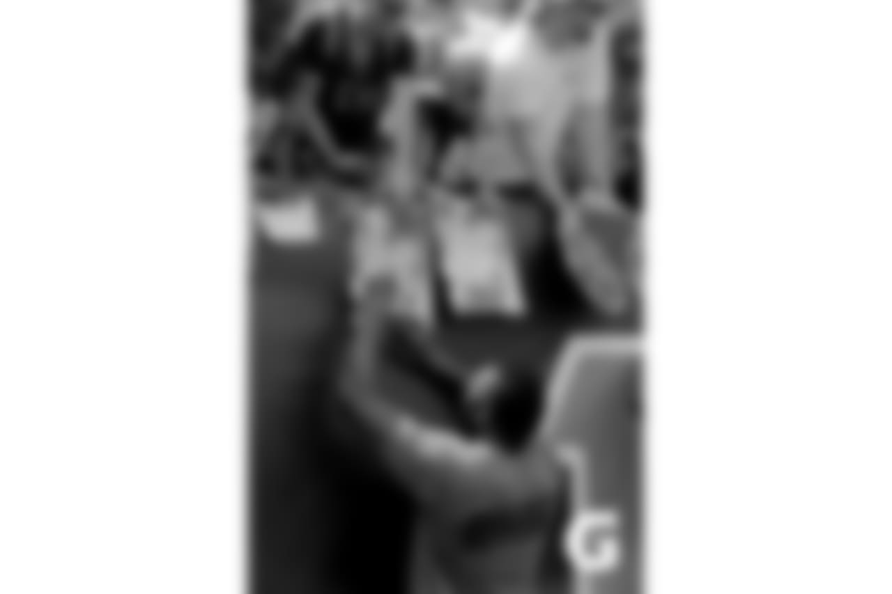 Gatorade-180804-Training_Camp_Family_Dey-Autograph_Signing_Whole_Team_Rey