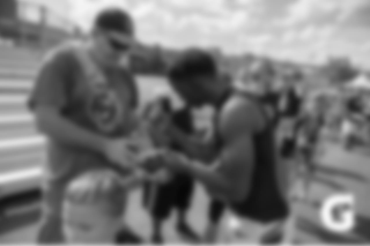 GATORADE-180806-Training_Camp-Mixon_Fans_Autographs