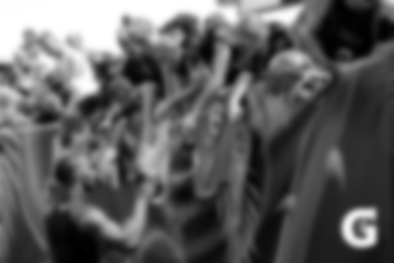 Gatorade-180804-Training_Camp_Family_Dey-Autograph_Signing_Whole_Team_Mixon