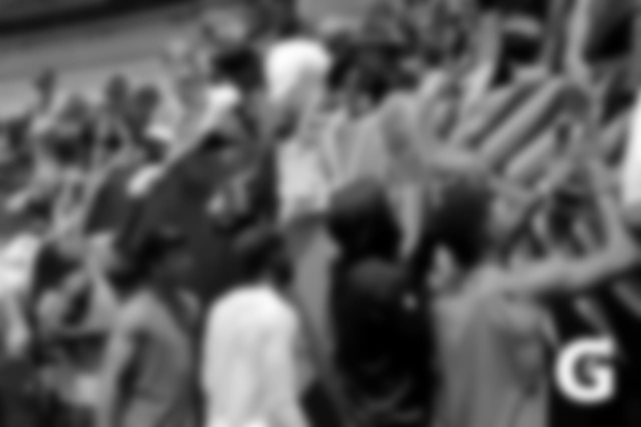 Gatorade-180804-Training_Camp_Family_Dey-Autograph_Signing_Whole_Team (5)