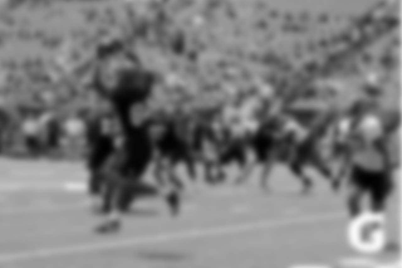 Gatorade-180804-Training_Camp_Family_Dey-Carter_Action