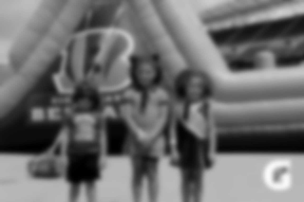 Gatorade-180804-Training_Camp_Family_Dey-Fans
