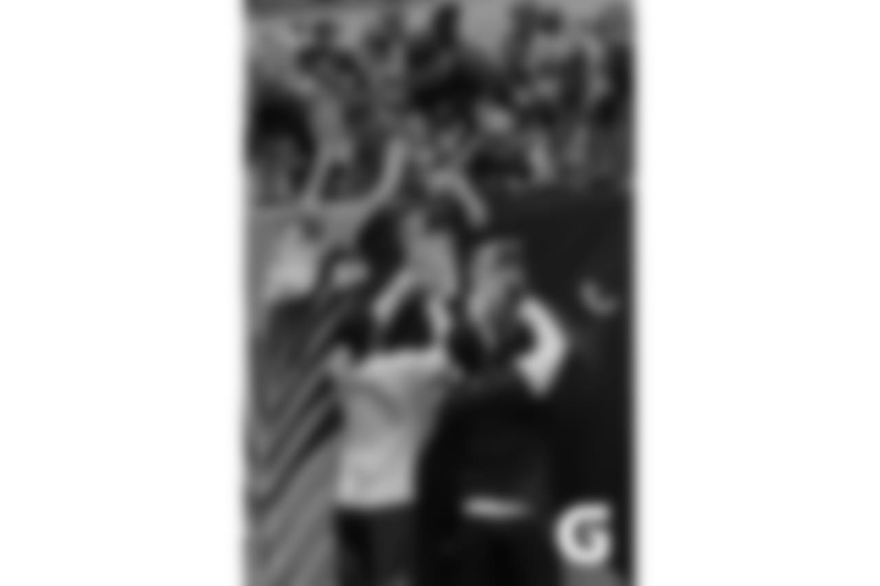 Gatorade-180804-Training_Camp_Family_Dey-Autograph_Signing_Whole_Team (6)