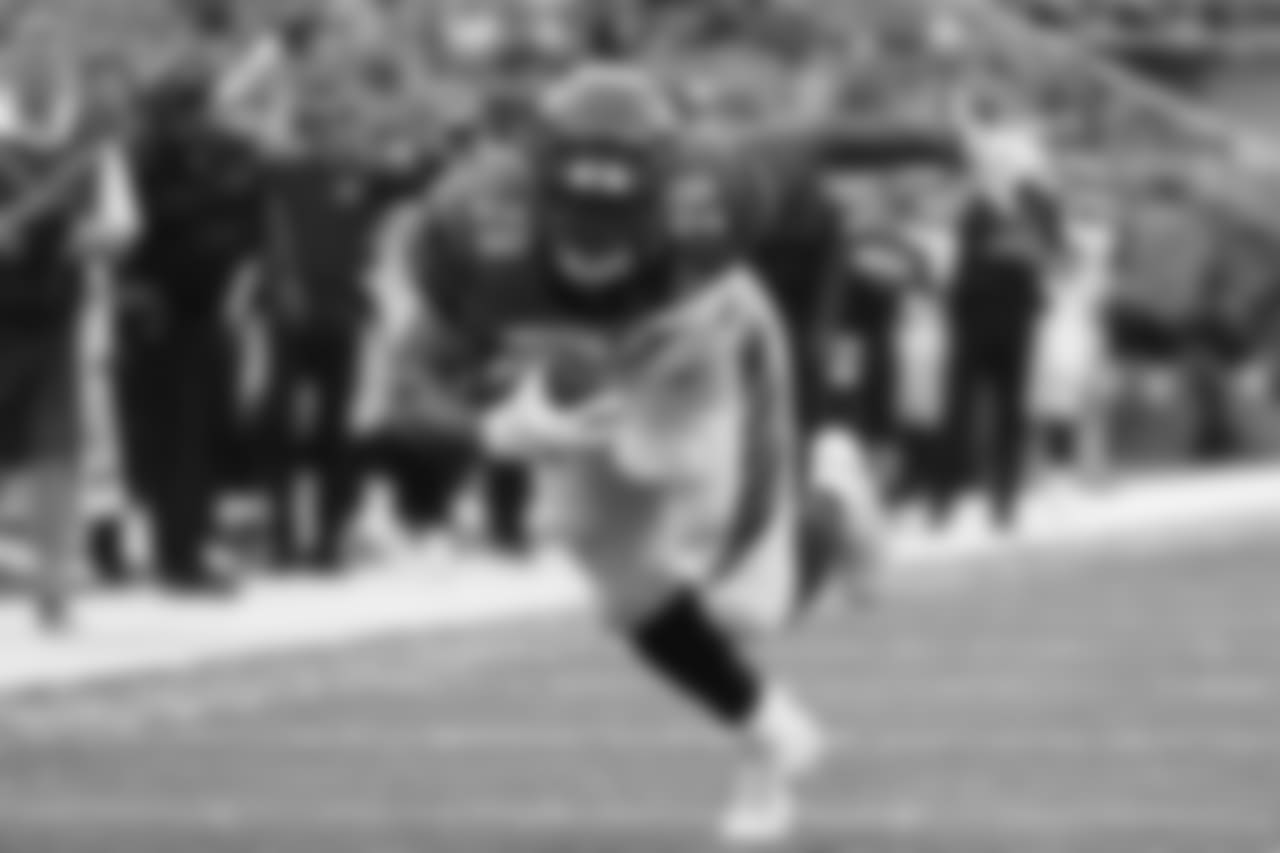 Cincinnati Bengals running back Joe Mixon (28) runs in a touchdown in the first half of an NFL preseason football game against the Chicago Bears, Thursday, Aug. 9, 2018, in Cincinnati. (AP Photo/Frank Victores)