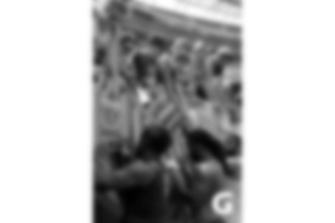 Gatorade-180804-Training_Camp_Family_Dey-Autograph_Signing_Whole_Team (3)