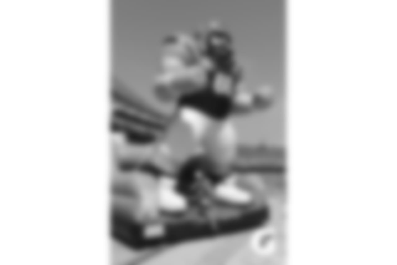 Gatorade-180804-Training_Camp_Family_Dey-Fans_Blow_Up_Games
