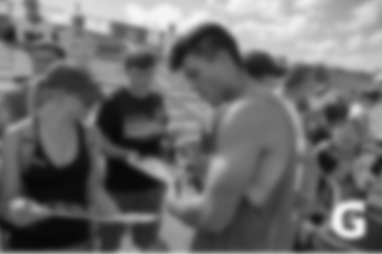 GATORADE-180806-Training_Camp-Erickson_Fans_Autographs