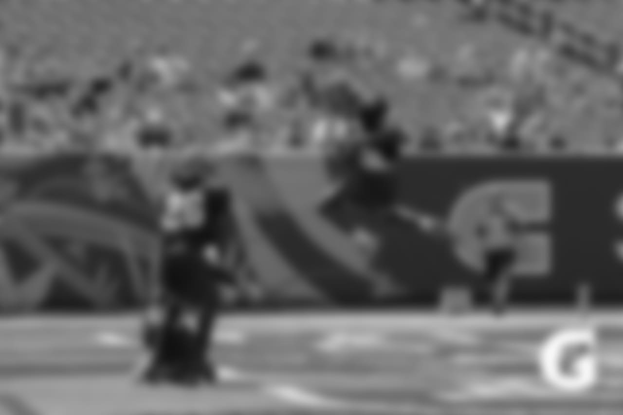 Gatorade-180804-Training_Camp_Family_Dey-Endzone_Action_Wilson_ShawJ