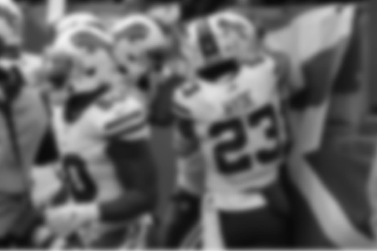 S Jordan Poyer (No. 21) picks off Tom Brady for a touchdown and celebrates with teammates