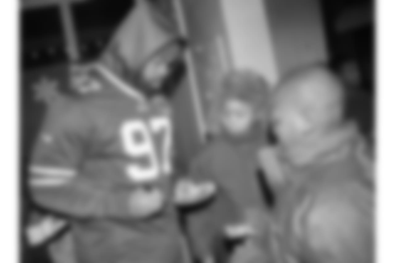DE Marquavius Lewis (97)