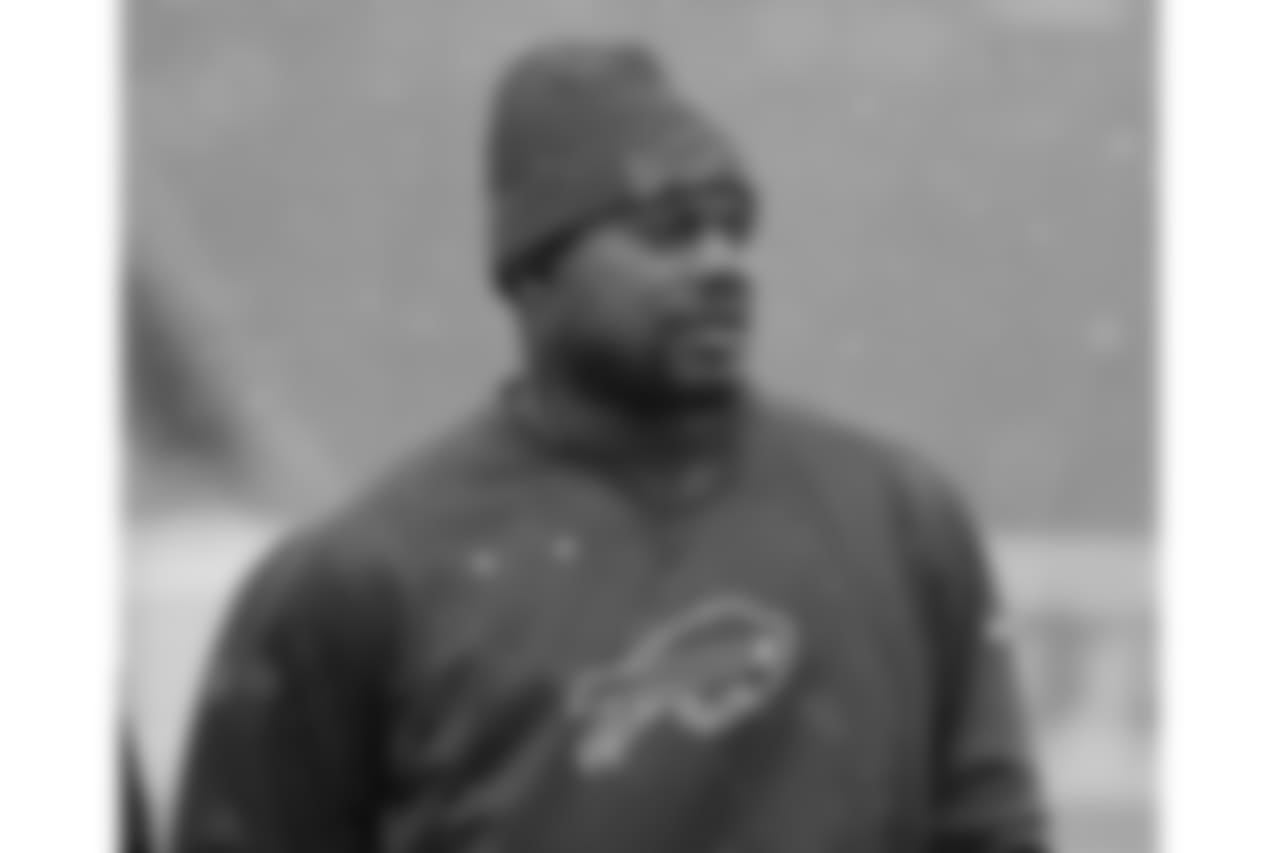 Preston Brown #52, LB