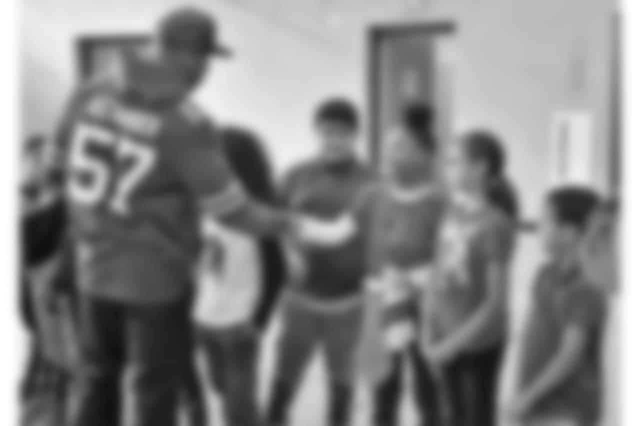 Lorenzo Alexander visits youth at the Belle Center