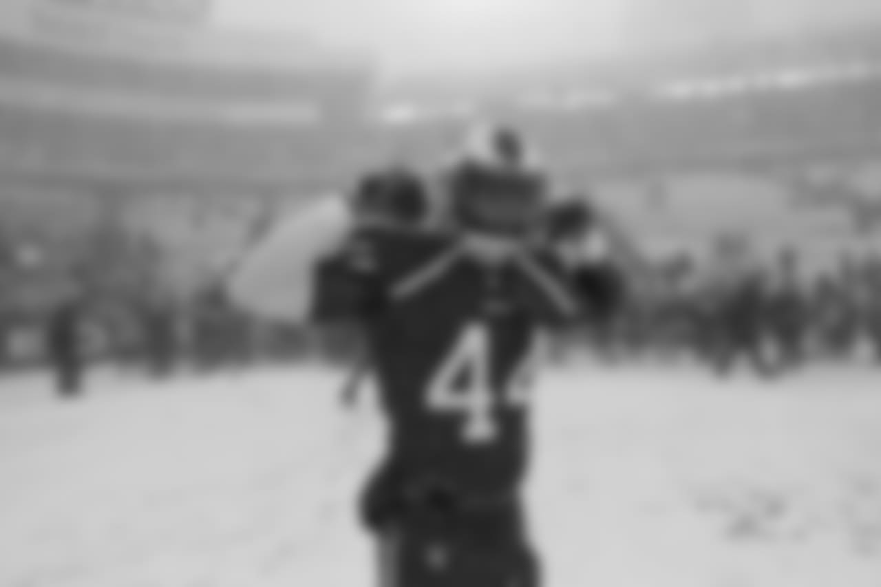 Deon Lacey #44, LB