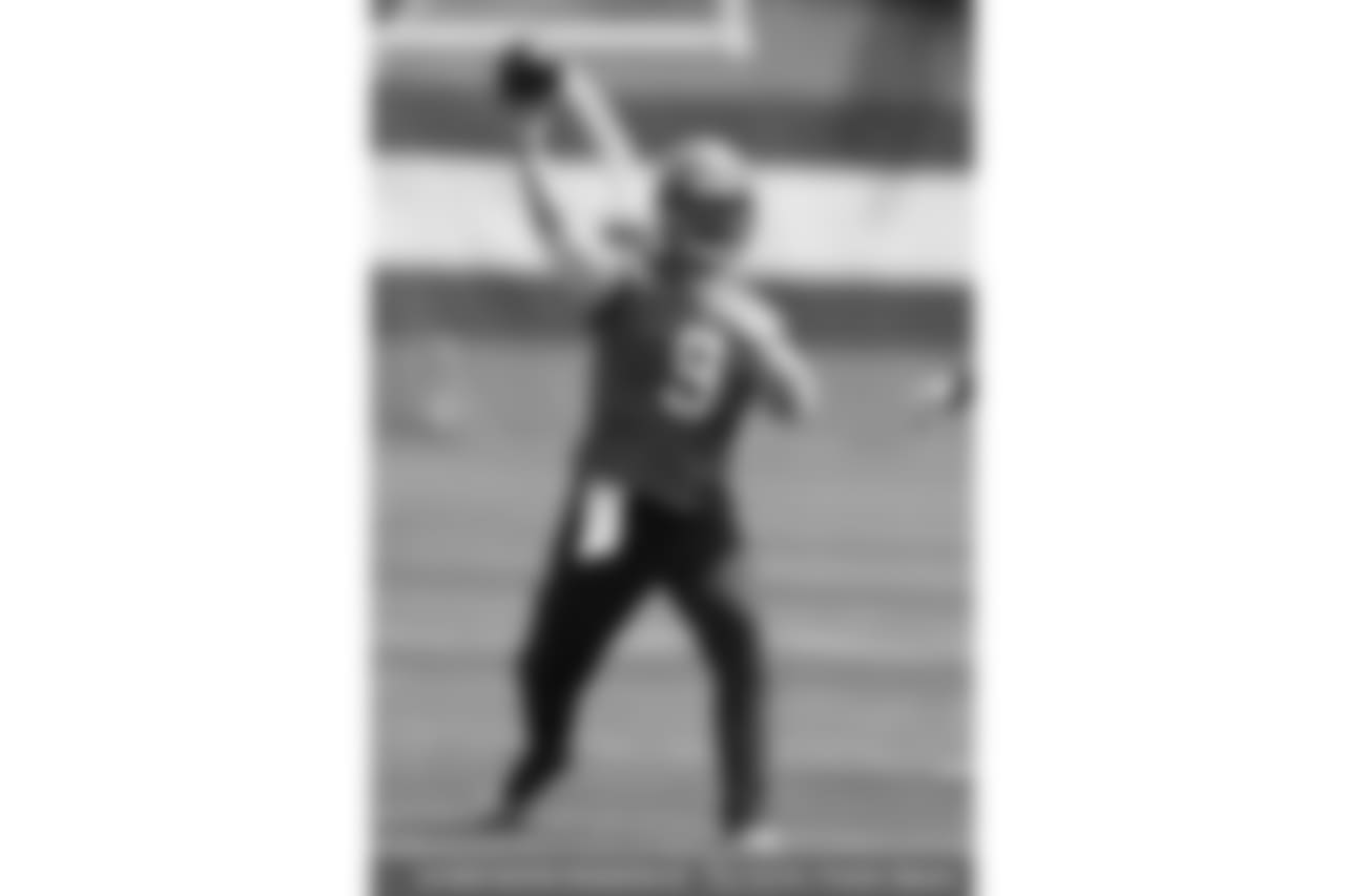 Cleveland Browns quarterback Drew Stanton throws during practice at the NFL football team's training camp facility, Wednesday, June 13, 2018, in Berea, Ohio. (AP Photo/Tony Dejak)