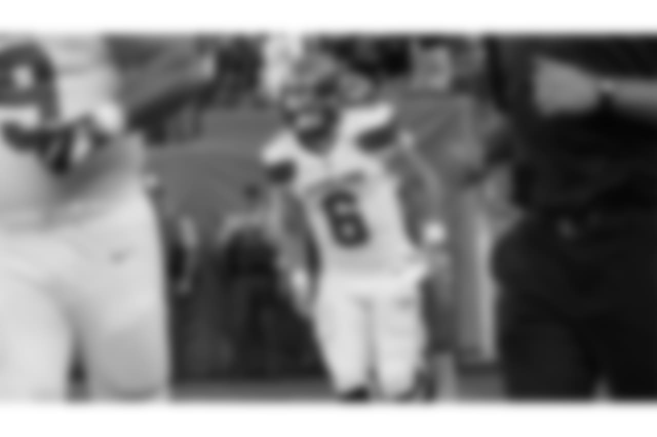 Cleveland Browns quarterback Baker Mayfield (6) warms up before a preseason NFL football game against the New York Giants Thursday, Aug. 9, 2018, in East Rutherford, N.J. (AP Photo/Adam Hunger)