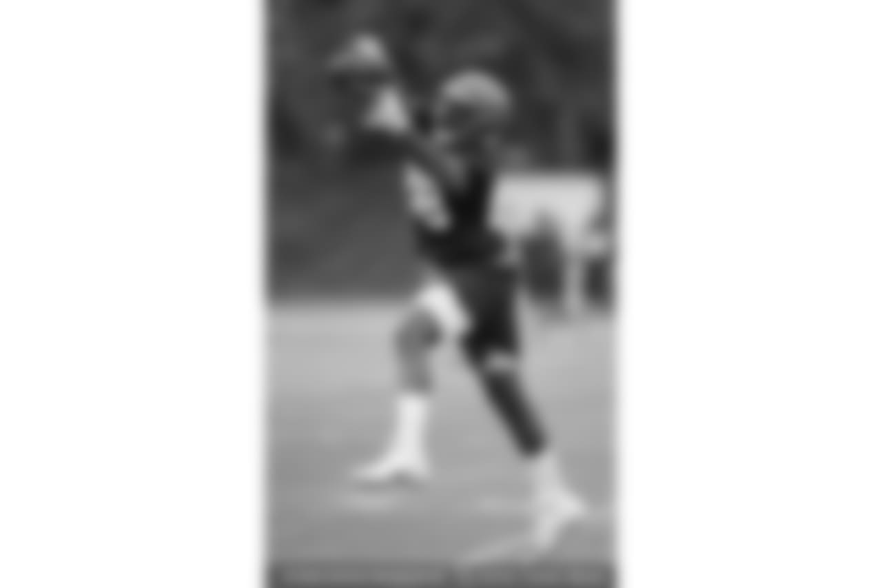 Cleveland Browns tight end Darren Fells attempts to make a catch during the team's organized team activity at its NFL football training facility Tuesday, June 5, 2018, in Berea, Ohio. (AP Photo/Ron Schwane)