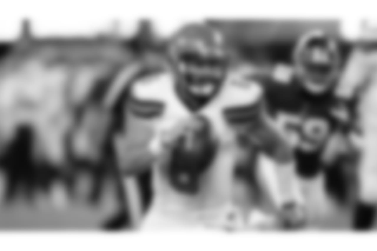 QB Baker Mayfield runs the ball.