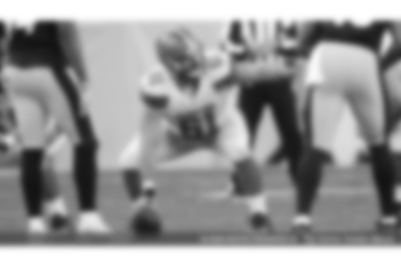 OL Anthony Fabiano gets set to snap the ball during a game against the Pittsburgh Steelers on January 1, 2017.