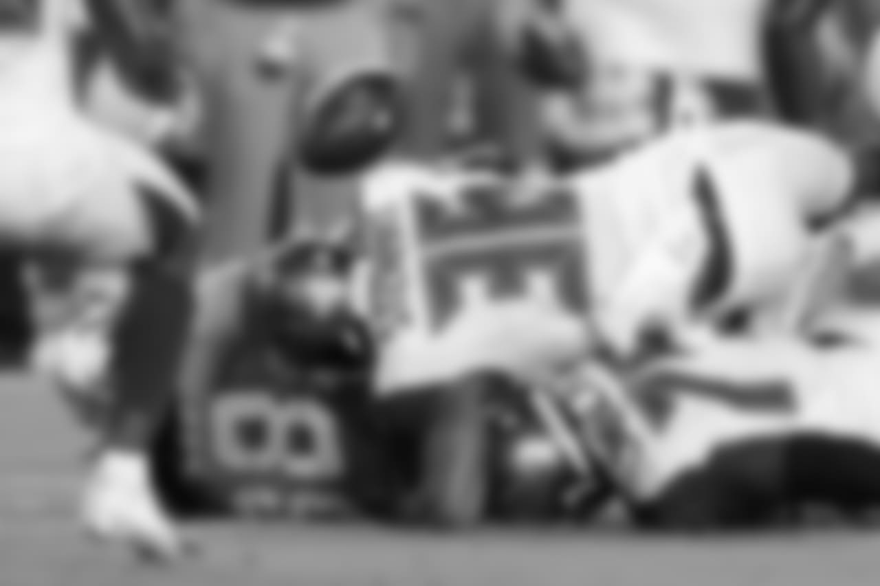 CB M.J. Stewart #36 and DL DaVonte Lambert #75