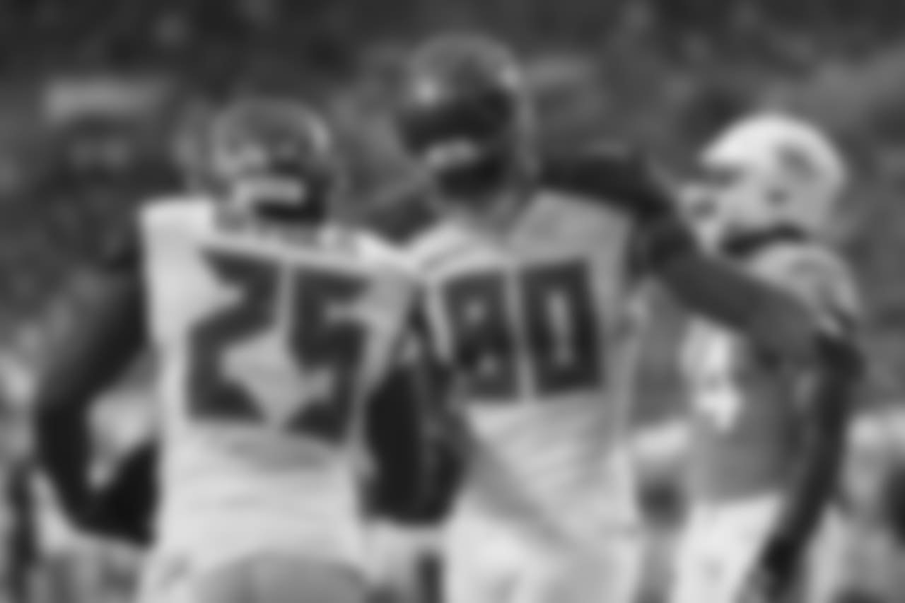RB Peyton Barber #25 and TE O.J. Howard #80