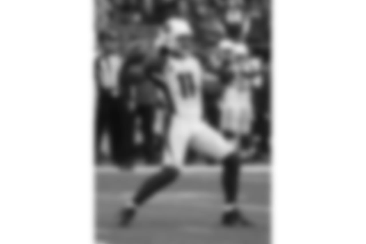 WR Larry Fitzgerald attempts a pass