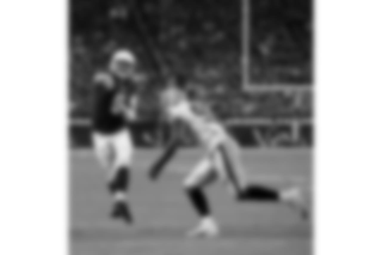 QB Drew Stanton makes a throw on the run to TE Troy Niklas for the touchdown