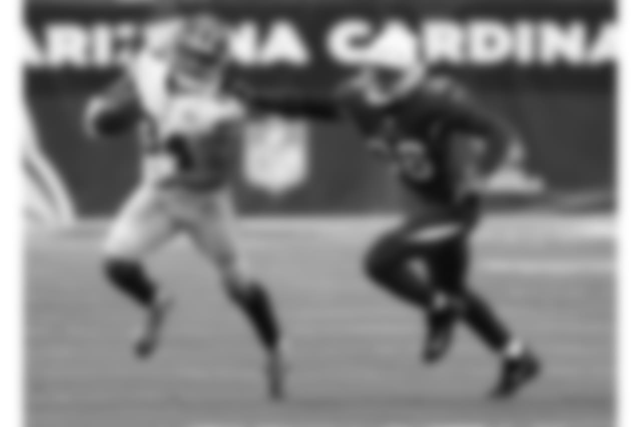 Giants RB Shane Vereen runs while Cardinals S Budda Baker tries to bring him down