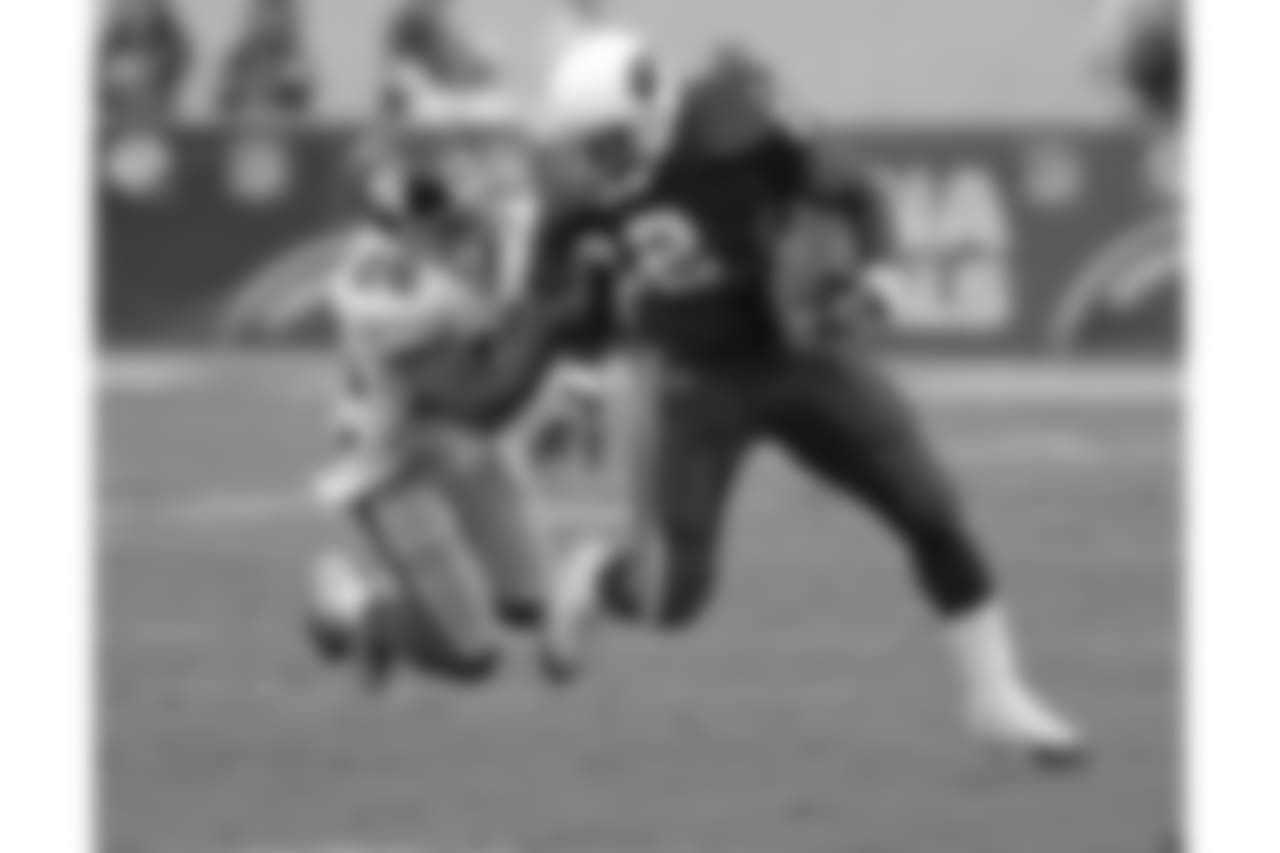 RB Emmitt Smith tries to get away from Brent Alexander in 2004