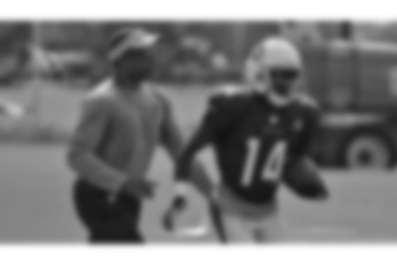 WR J.J. Nelson is congratulated by coach Steve Wilks.
