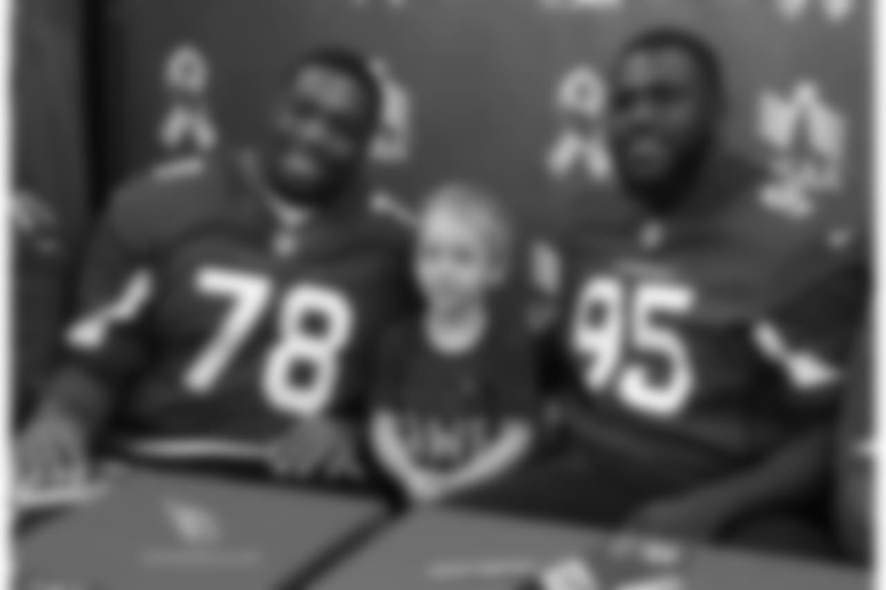 T Givens Price (left) and DT Rodney Gunter with a young fan