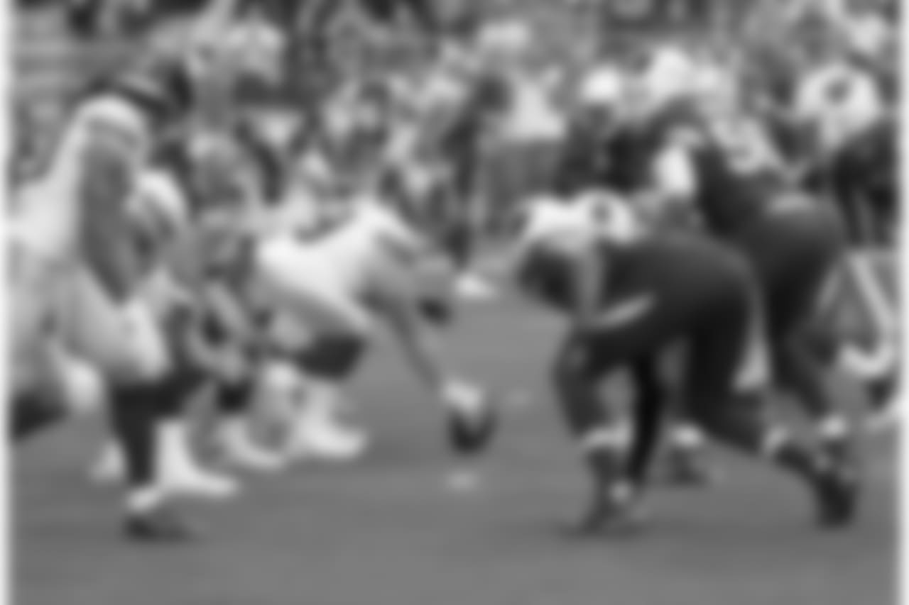 The Giants and Cardinals at the line of scrimmage
