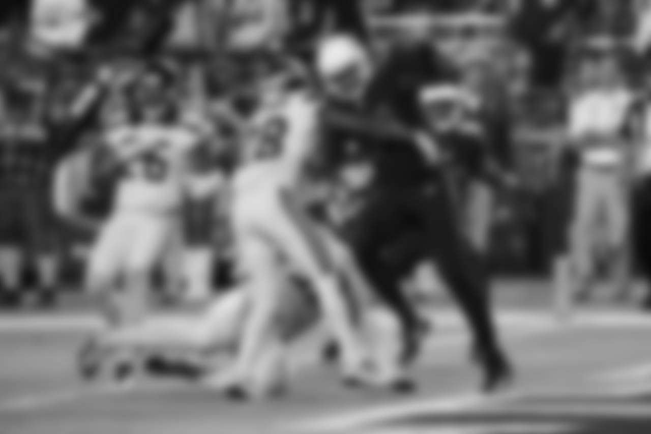 TE Jermaine Gresham scores on a touchdown reception