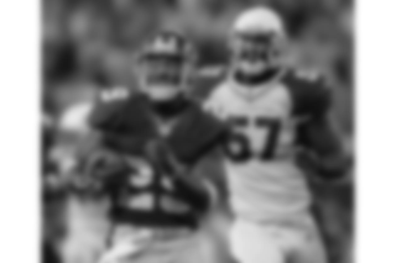 Chad Morton returns a punt for the Giants while Orlando Huff gives chase in 2005
