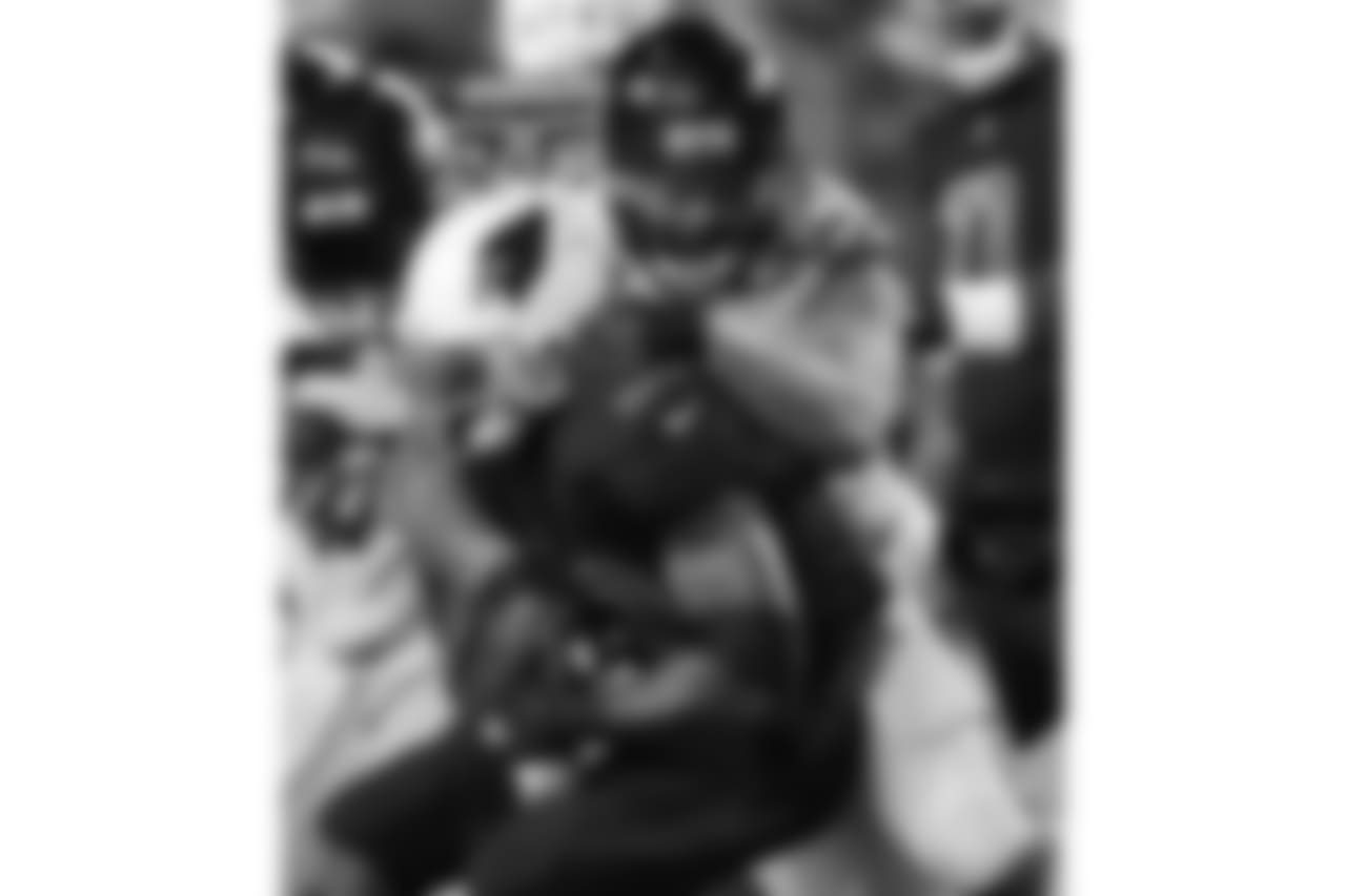 Seahawks DE Michael Bennett tackles Cardinals RB Adrian Peterson