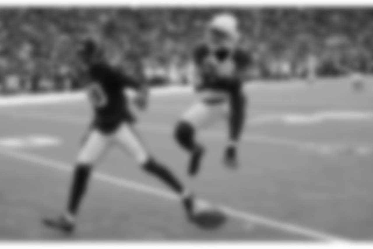Patrick Peterson breaks up a pass intended for Houston WR DeAndre Hopkins