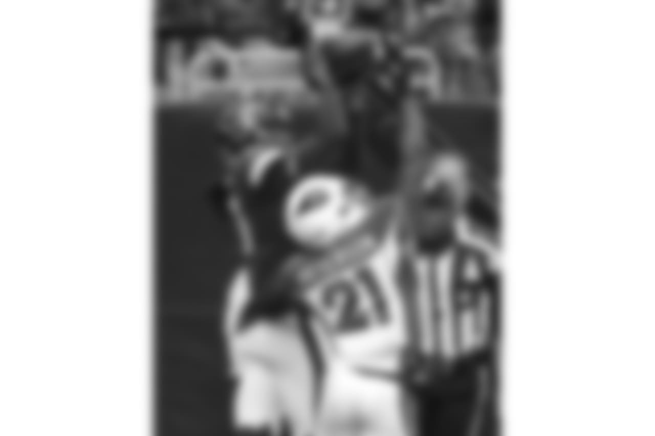 Texans WR DeAndre Hopkins makes a catch over Cardinals CB Patrick Peterson