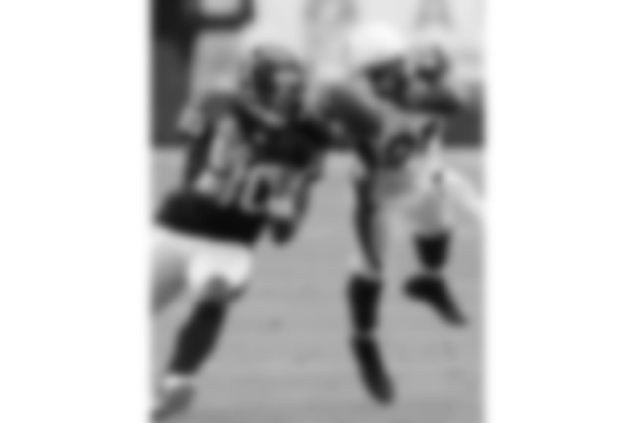 2009: CB Bryant McFadden knocks a ball away